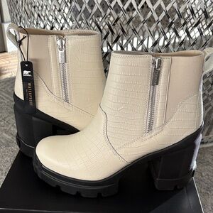 Sorel Women's Textured Cream and Black Ankle Boots size 10-new!